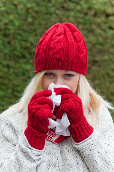 Vrouw heeft een koude en een koude heeft — Stockfoto