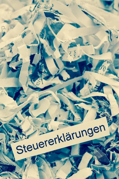 Geschredderte Steuererklärungen aus Papier — Stockfoto