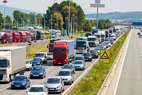 Ingorgo stradale in autostrada — Foto Stock