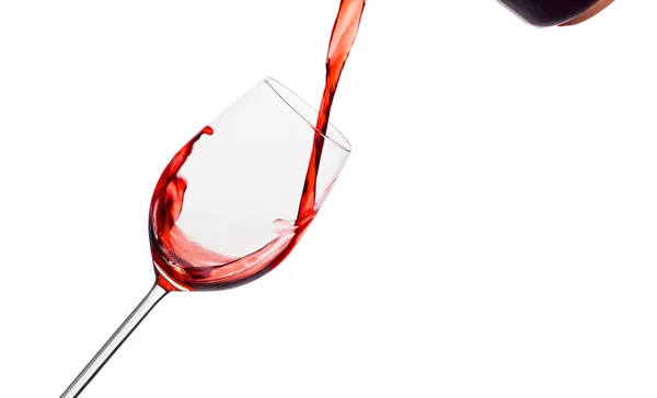 Vin rouge versé dans un verre à vin — Photo