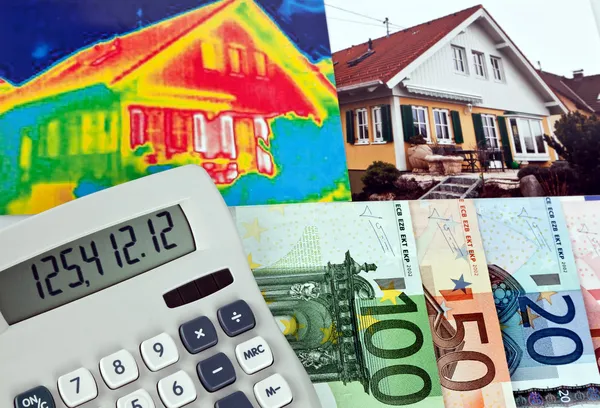 Energie sparen. Haus mit Wärmebildkamera — Stockfoto