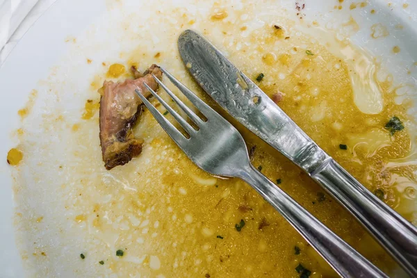 Cubertería después de la cena en el plato — Foto de Stock