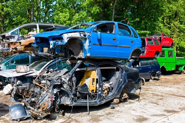 Ongewenste auto's in een autokerkhof — Stockfoto