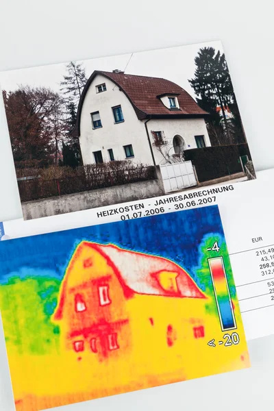 Energie sparen. Haus mit Wärmebildkamera — Stockfoto