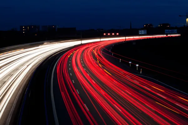 Voitures sur autoroute la nuit — Photo