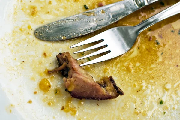 Cubertería después de la cena en el plato — Foto de Stock