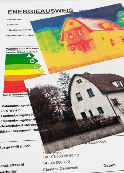 Energie sparen. Haus mit Wärmebildkamera — Stockfoto