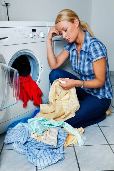 Çamaşır makinesi ile ev hanımı — Stok fotoğraf