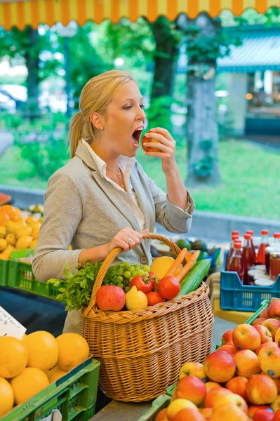 Donna al mercato della frutta con cesto — Foto Stock