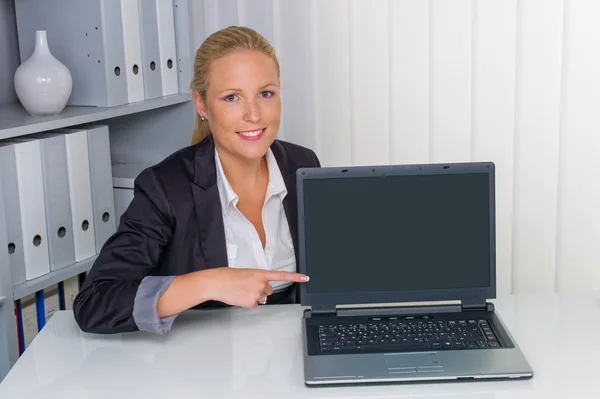 Donna in ufficio con computer portatile — Foto Stock