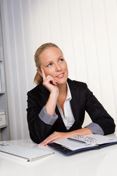 Erfolgreiche Geschäftsfrau im Büro — Stockfoto