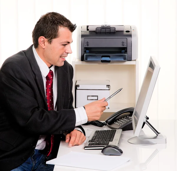 Uomo d'affari in ufficio con il computer — Foto Stock