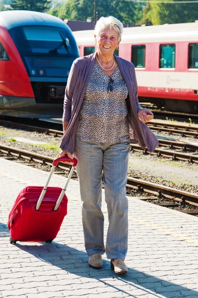 Mature aged couple at the train station — Stock Photo, Image