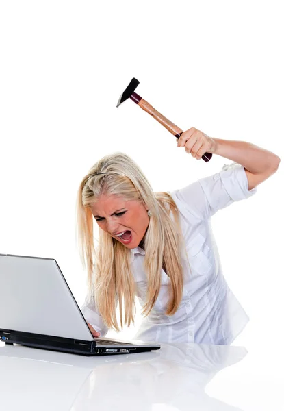 Computerprobleme mit Hammer und Laptop — Stockfoto