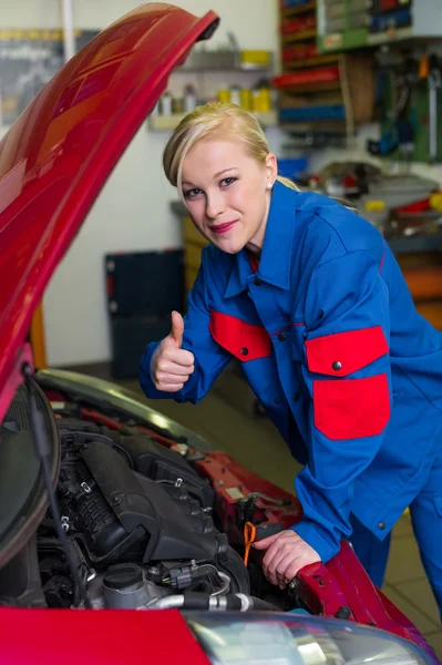 Frau als Mechanikerin in Kfz-Werkstatt — Stockfoto