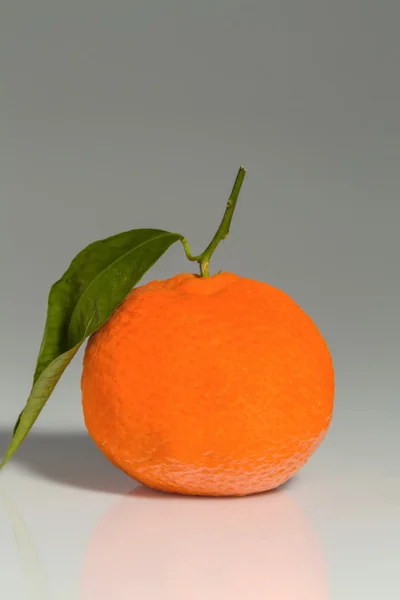 Laranja sobre fundo branco — Fotografia de Stock