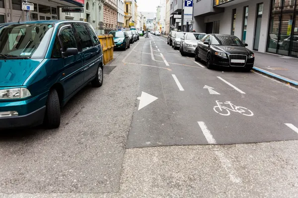 Ciclistas e rua de sentido único — Fotografia de Stock