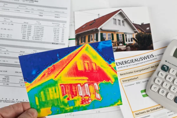 Energie besparen. huis met warmtebeeld camera — Stockfoto