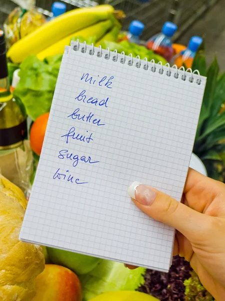 Het winkelen lijst in de supermarkt (Engels) — Stockfoto