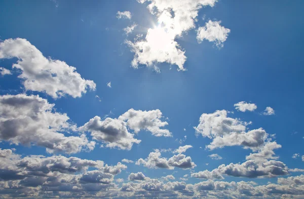 Blauwe lucht met witte wolken als achtergrond — Stockfoto