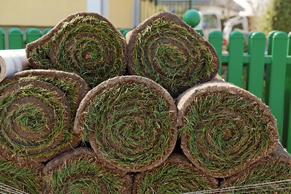 Rasen wird vom Gärtner verlegt — Stockfoto