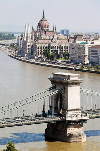 Hongarije, Boedapest, Parlement, chain bridge — Stockfoto