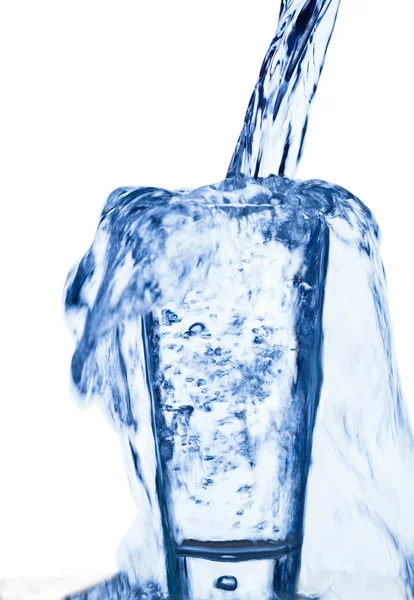 Wasser wird in ein Glas Wasser eingeführt — Stockfoto