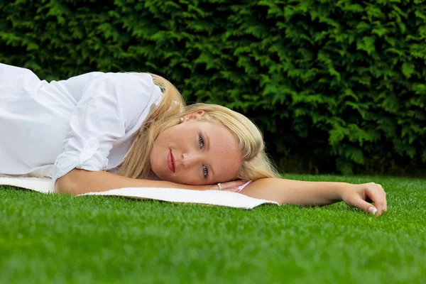 Vrouw leugens te rusten in de weide — Stockfoto