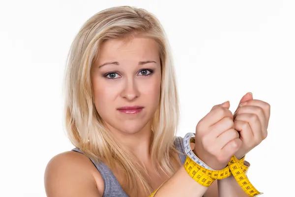 Vrouw met meetlint voordat de volgende dieet — Stockfoto