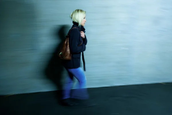 Woman in the tunnel is afraid — Stock Photo, Image
