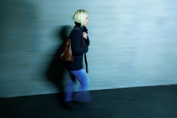 A mulher no túnel tem medo. — Fotografia de Stock