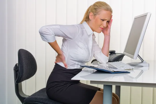 Mujeres en la oficina con dolor de espalda — Foto de Stock