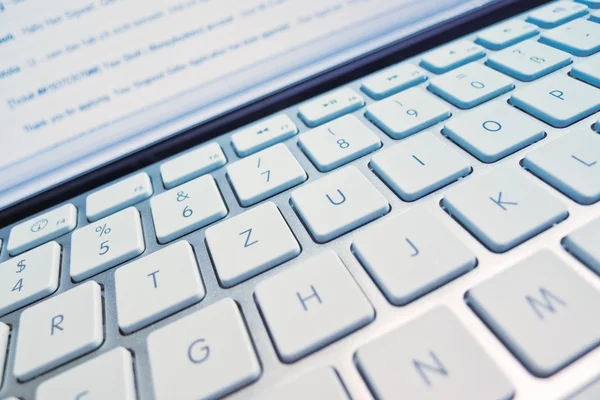 Teclado de uma tela de computador na frente de — Fotografia de Stock