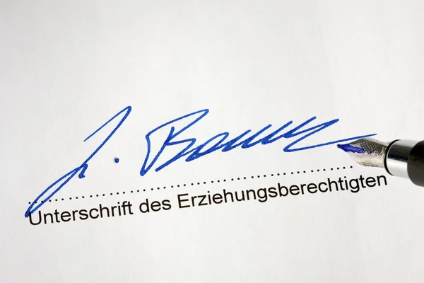 Assinatura de um documento formal — Fotografia de Stock