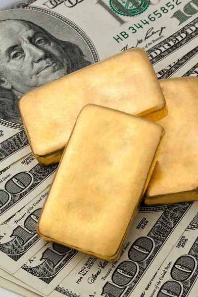 Investice do zlata a zlatých mincí se zlatem — Stock fotografie