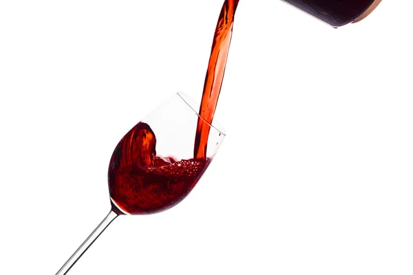 Vinho tinto sendo derramado em um copo de vinho — Fotografia de Stock