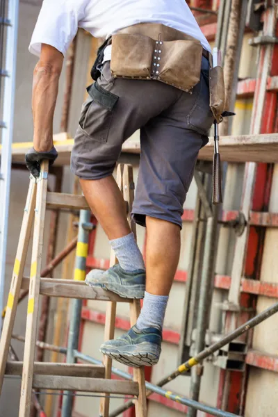 Trabajadores de la construcción en un sitio de construcción — Foto de Stock