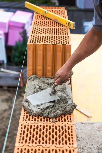 Trabalhadores da construção num estaleiro — Fotografia de Stock