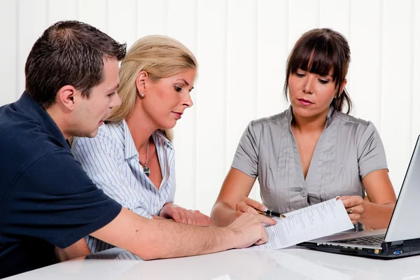 Discussione nel corso di una consultazione — Foto Stock