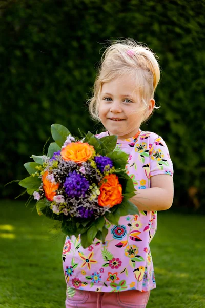 Criança com flores. presente para mães — Fotografia de Stock