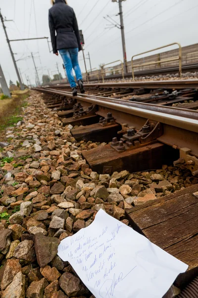 Žena chodí v sebevraždě záměru na trati — Stock fotografie