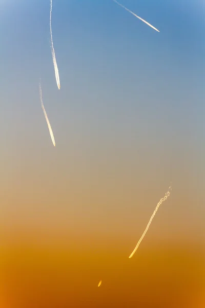 Contrails in de hemel — Stockfoto