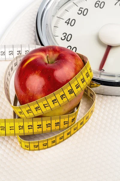 Apple на весах — стоковое фото