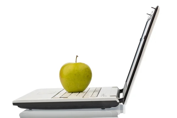 Jabłko leży na klawiaturze — Zdjęcie stockowe