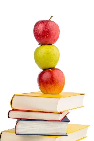 Bir kitap yığını üzerinde elma — Stok fotoğraf
