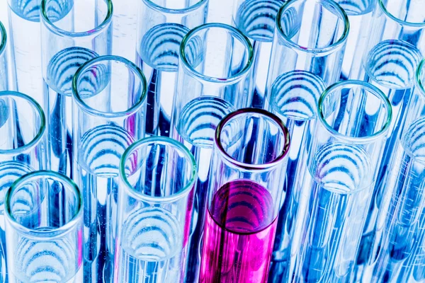 Laboratorieartiklar av glas i laboratorium experimentet i kemi — Stockfoto