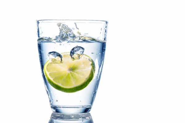 Vattenglas och lime — Stockfoto