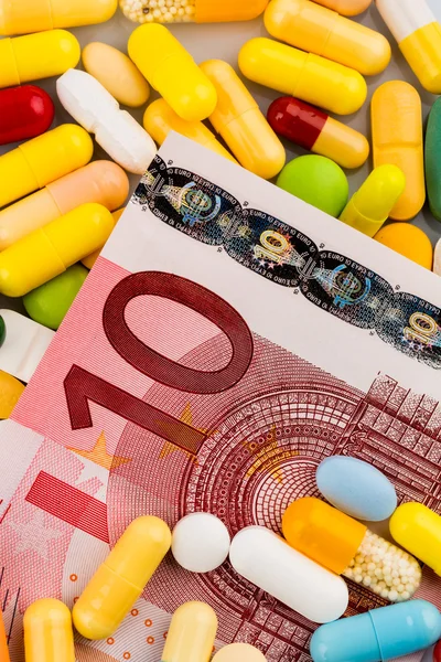 Eurosedlar och tabletter — Stockfoto