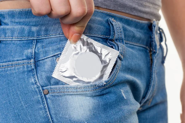 Рука з презервативом, щоб запобігти — стокове фото