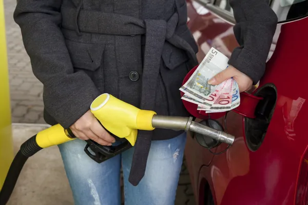 Mujer en la gasolinera — Foto de Stock